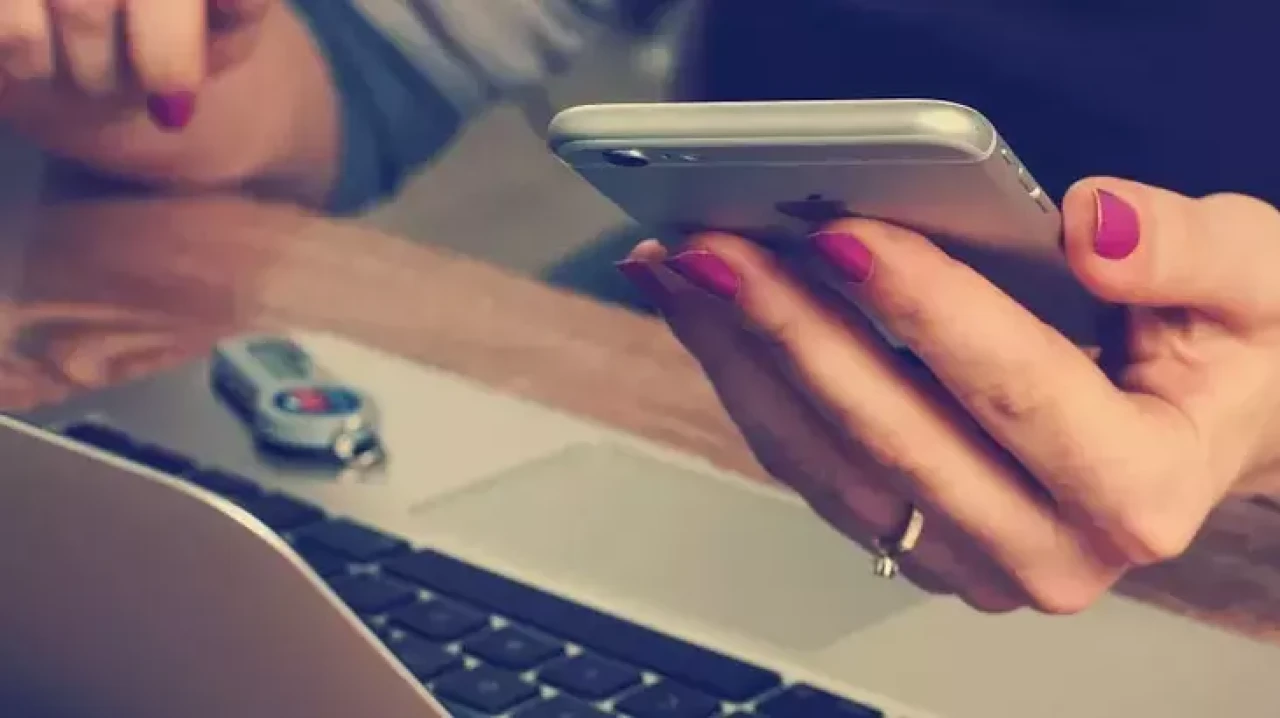 Rüyada Telefonda Konuşmak Ne Anlama Gelir? Güzel Gelişmelerin Habercisi Olabilir!