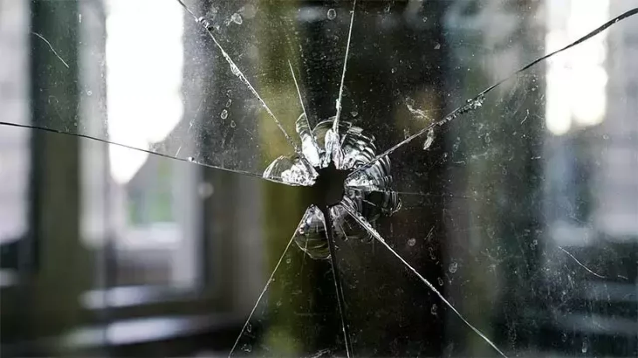 Rüyada Cam Kırılması Ne Anlama Gelir? İşte Rüyanın Tüm Detayları ve Yorumu