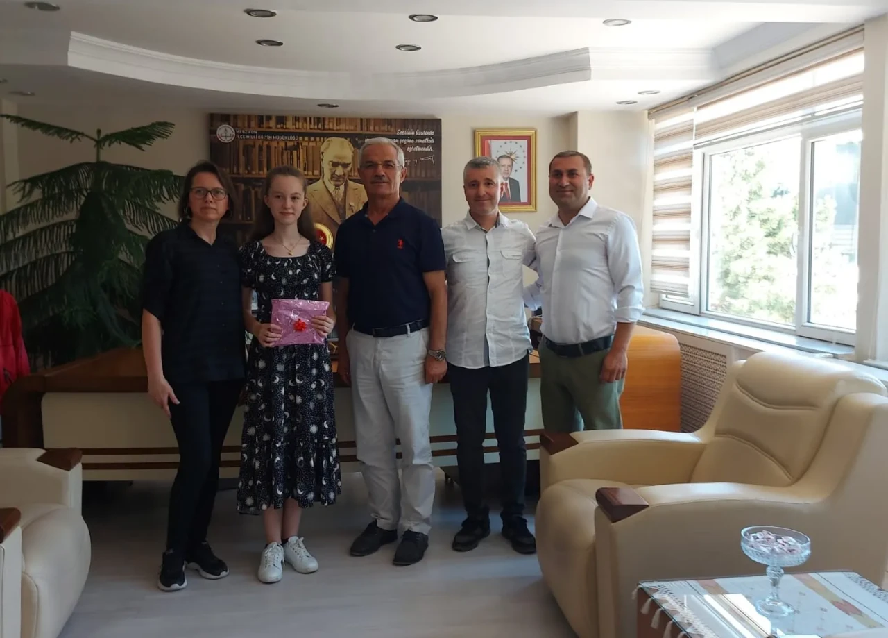 LGS’de 500 Tam Puan Alan Başarılı Öğrencilerden İlçe Milli Eğitim Müdürü Ahmet Yozgat’a Ziyaret