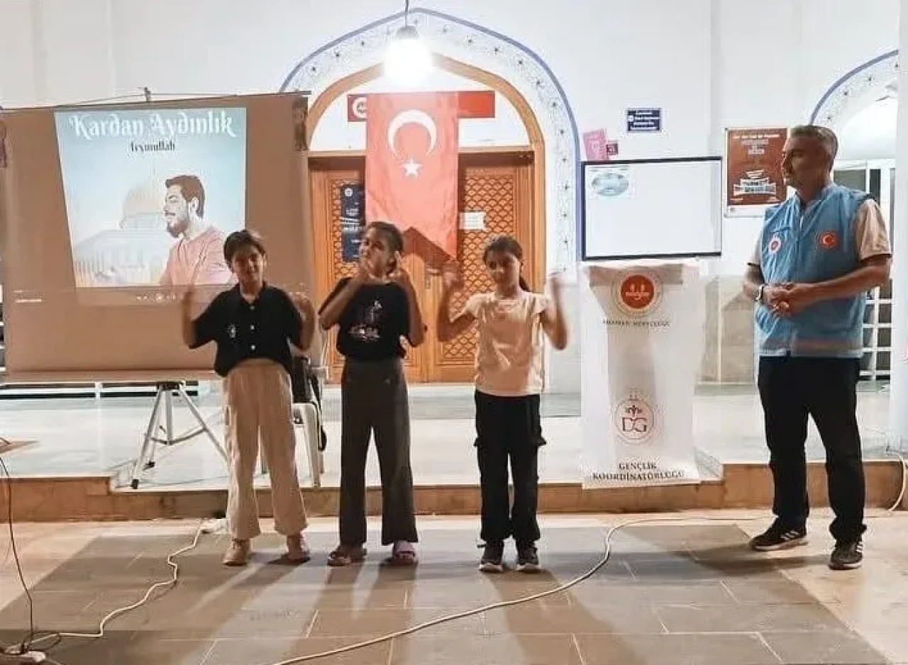 Gençler 15 Temmuz Şehitlerini Dualarla Andı