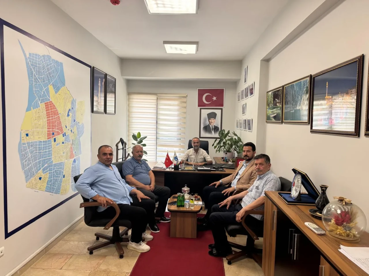 AK Parti Merzifon İlçe Başkanı Emre Keleş’ten Muhtarlar Birliği’ne Ziyaret
