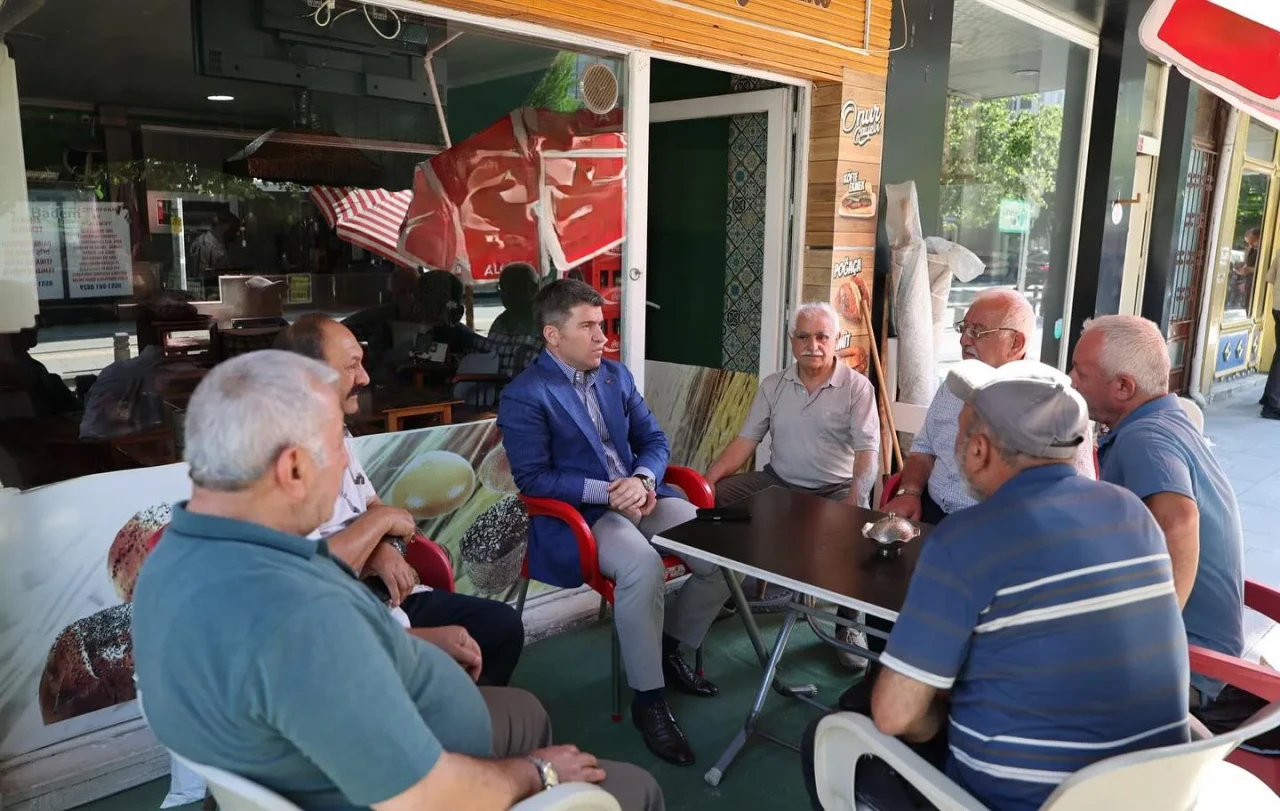 Vali Önder Bakan Yüzevler Mahallesi’nde Esnaf ve Vatandaşlarla Buluştu