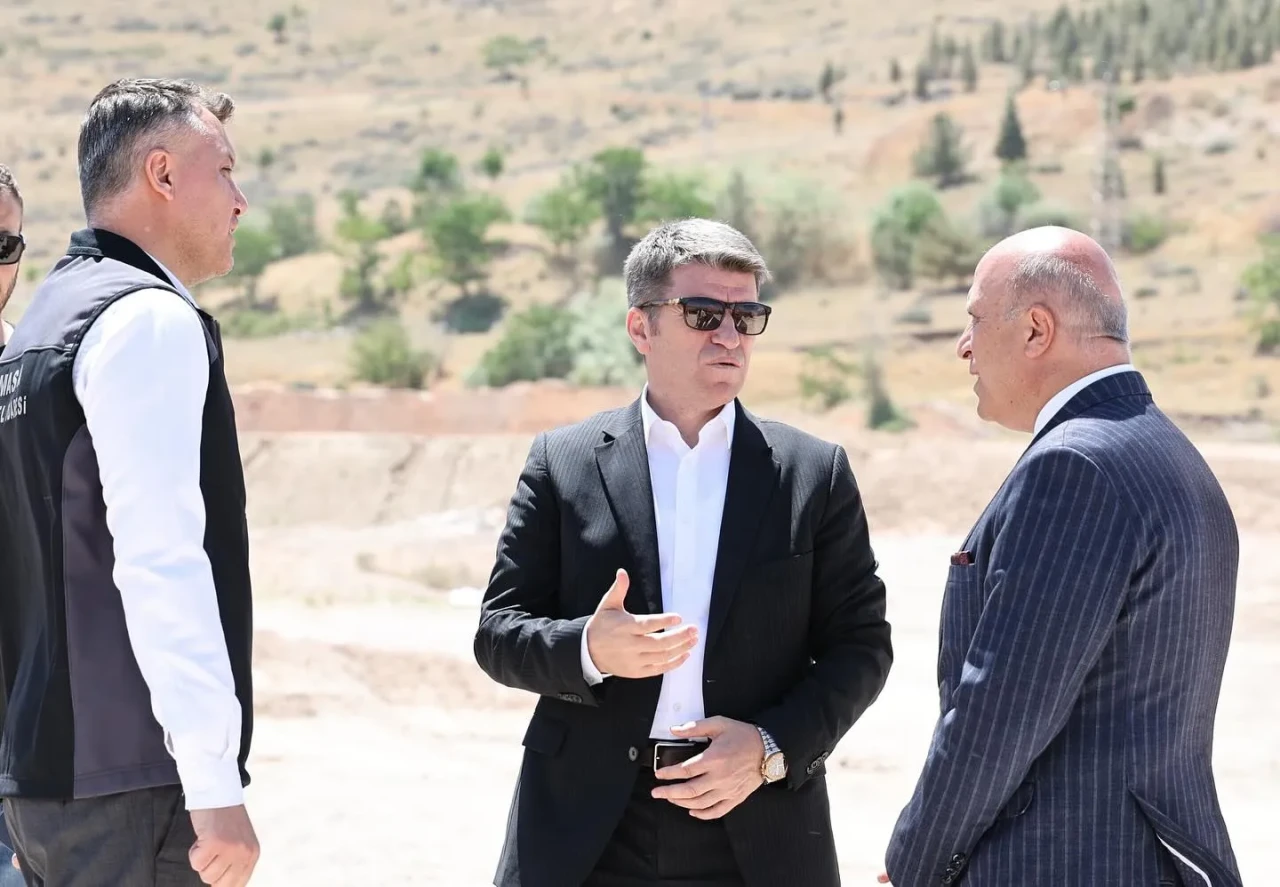 Vali Önder Bakan, Yüzbeyi Köyü’nde Taş Kırma ve Asfalt Üretim Tesisi Alanında İncelemelerde Bulundu