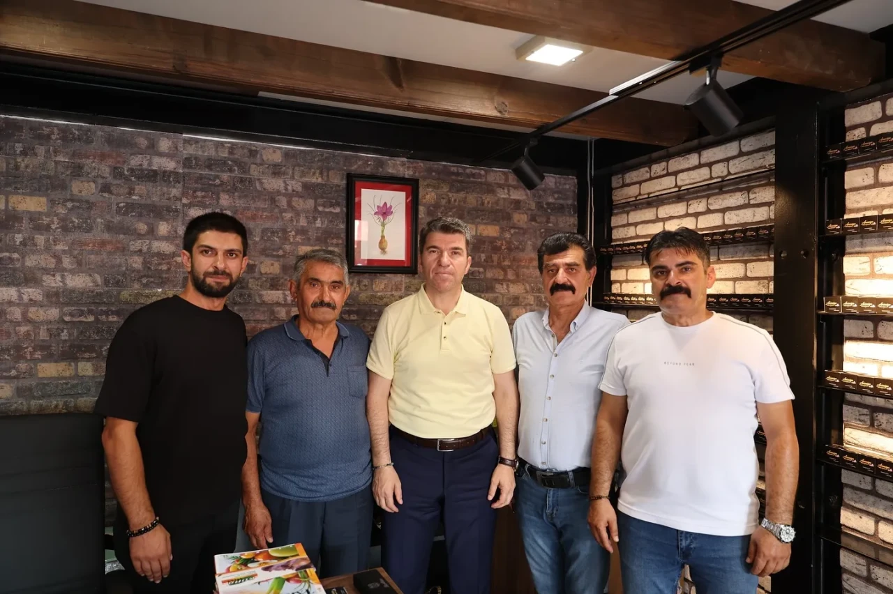 Vali Önder Bakan'dan Safran Üreticisine Ziyaret