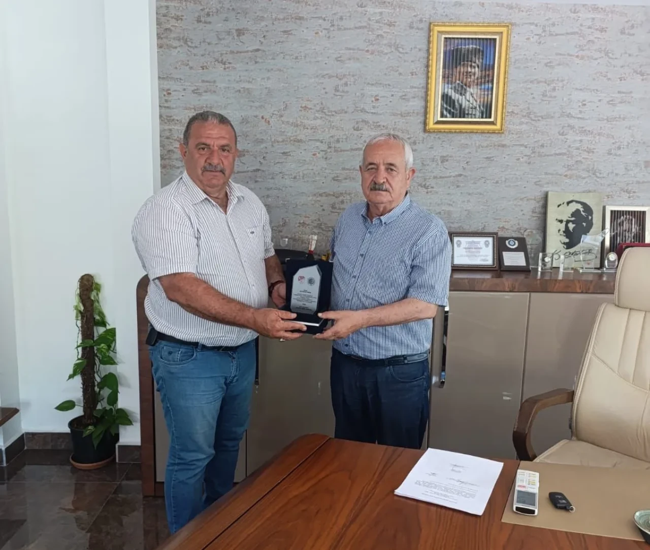 Öztürk’ten Üzüm’e Teşekkür Plaketi