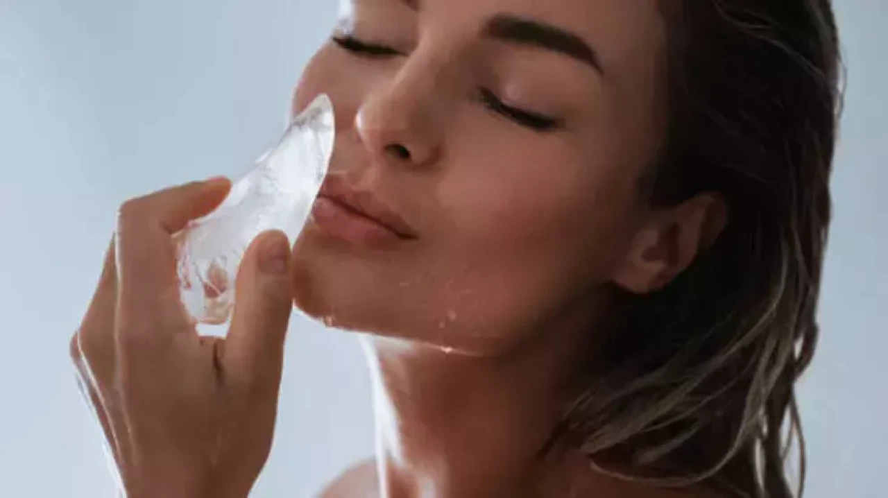Fondötene Elveda! Bebek Gibi Işıltılı Bir Cilt İçin Sadece 1 Buz Küpü Yeter