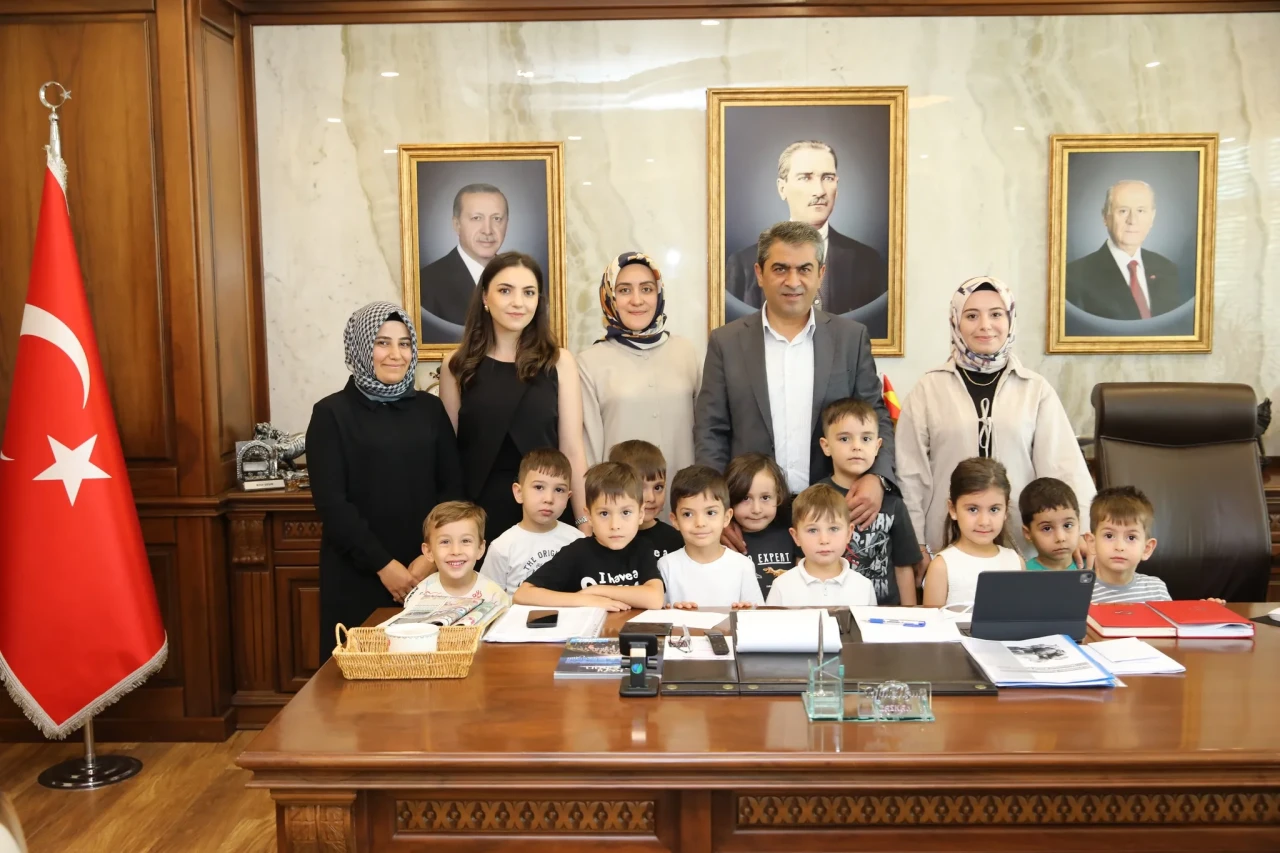 Minik Öğrencilerden Başkan Uzun’a Anlamlı Aşure İkramı