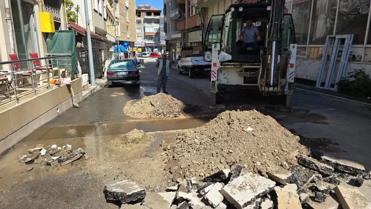 Suluova’da Ana Su Hattında Arıza! Ekipler Sahada Müdahale Ediyor