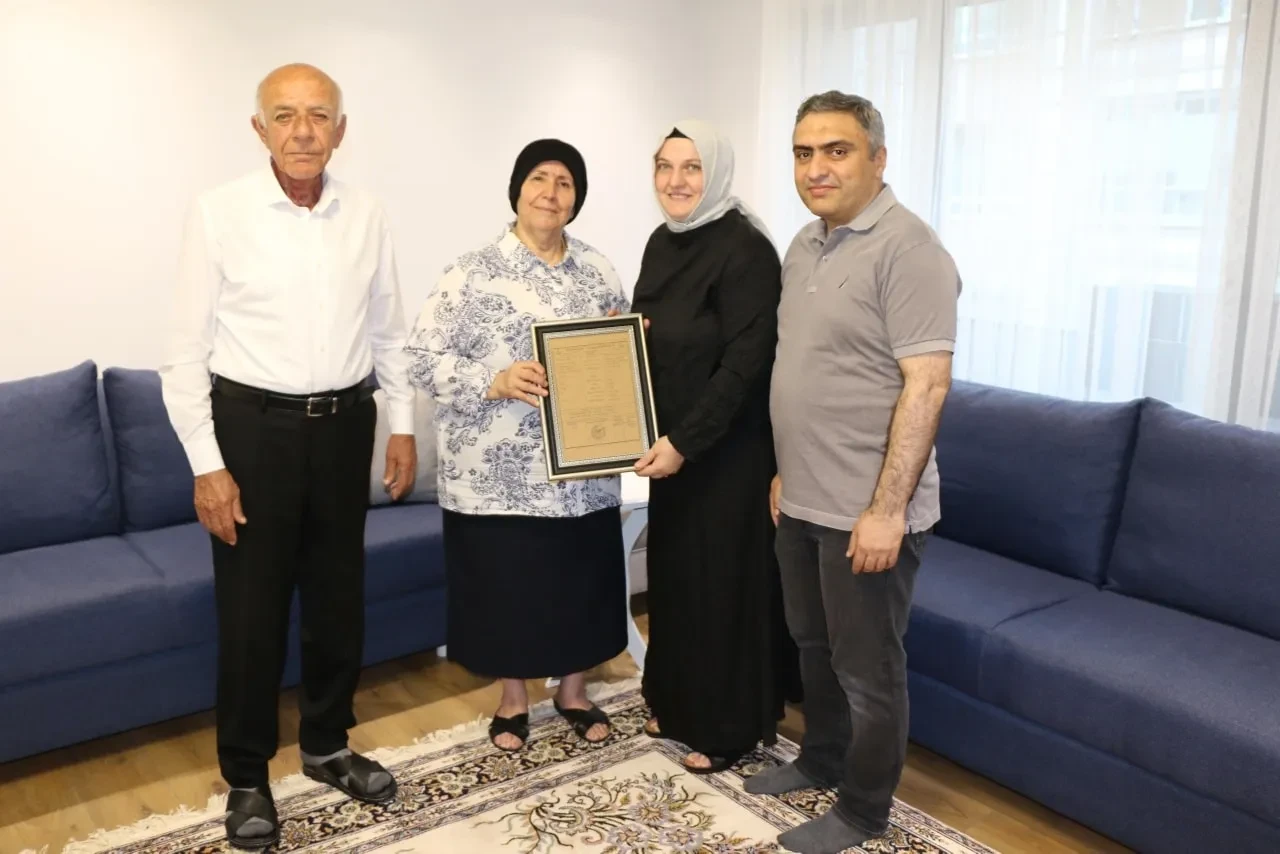 Kaymakam Karaaslan’dan Aile Yılı’na Anlamlı Ziyaret: 52 Yıllık Çifte Evlendirme Belgesi Takdimi