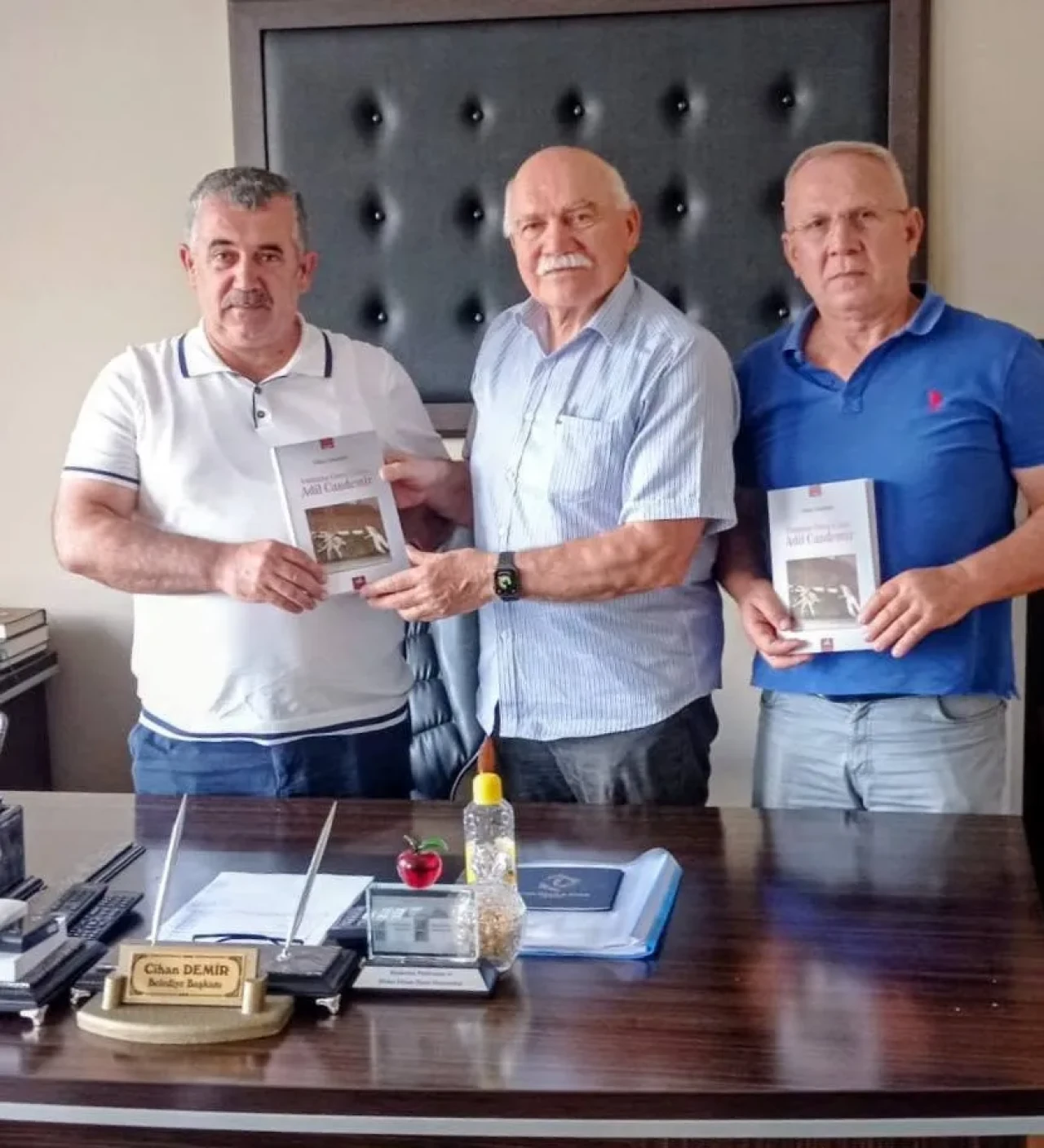 “Unutulan Güreş Ustası Adil Candemir” Kitabı Başkan Demir’e Takdim Edildi