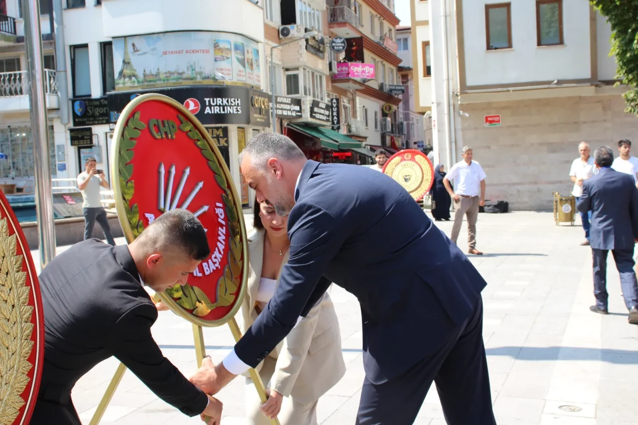 CHP, 30 Ağustos Zafer Bayramı İçin Çelenk Sunumu Gerçekleştirdi