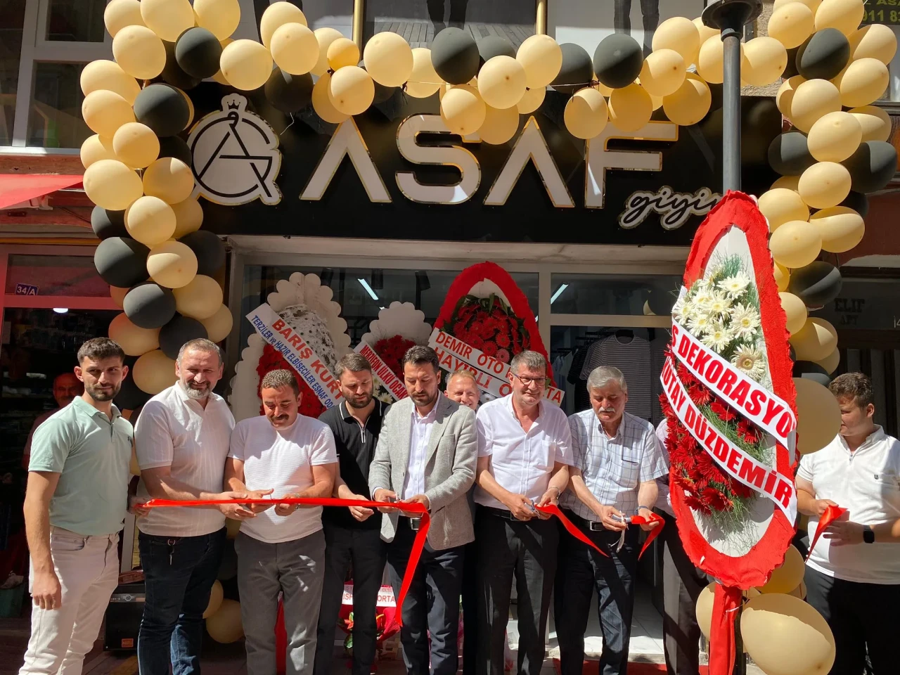 Merzifon Gençleri Asaf Giyim Mağazasının Açılışına Katıldı