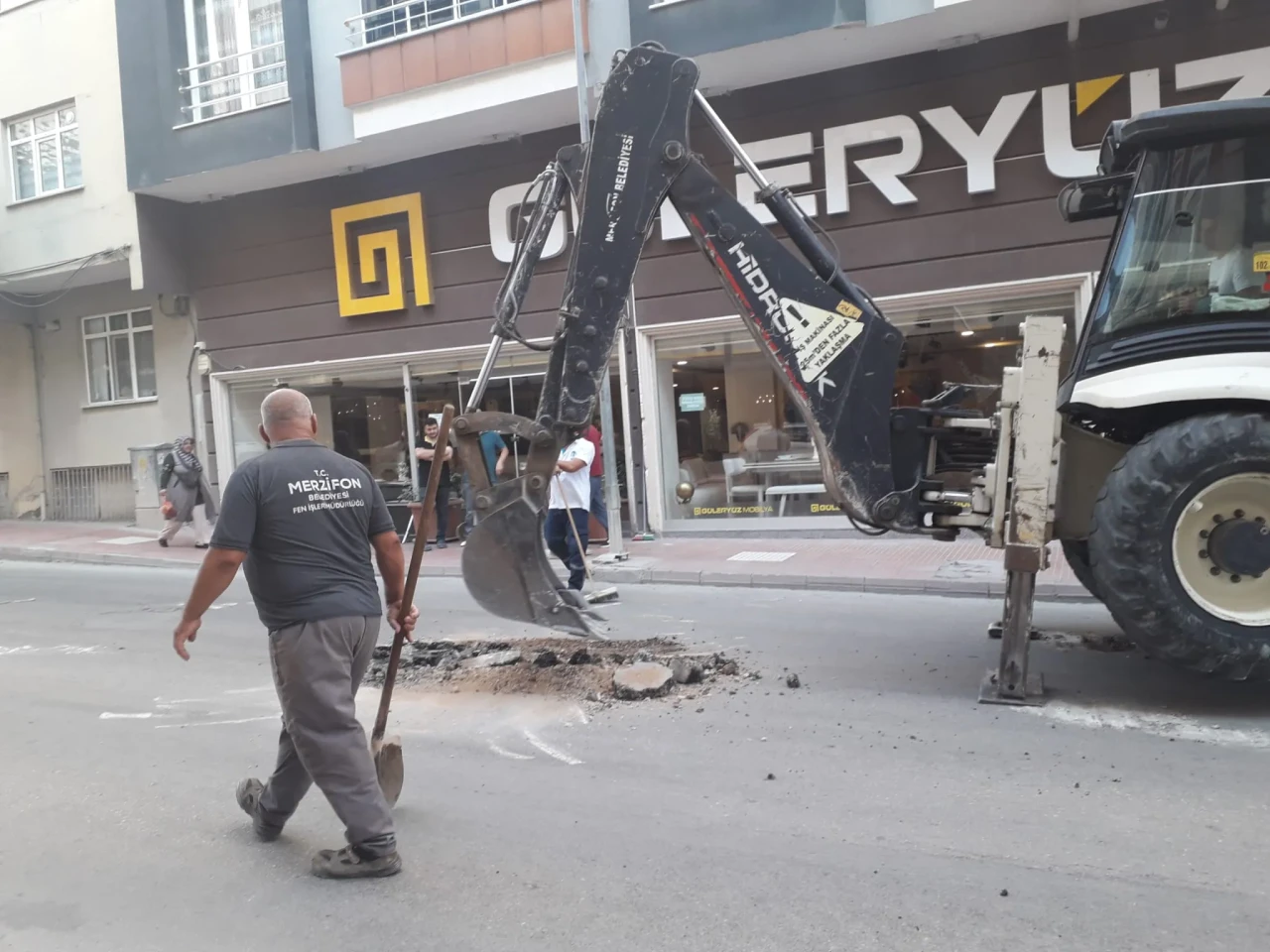 Belediye Ekiplerinden Çöken Asfalta Hızlı Müdahale