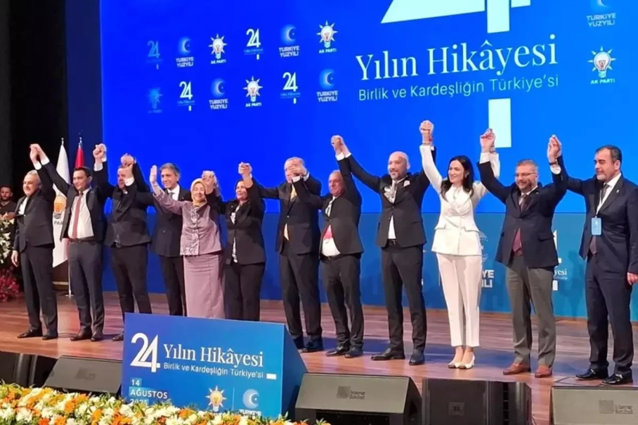 AK Parti Hem 24. Kuruluş Yıl Dönümü Kutladı Hem de 9 Belediye Başkanını Partisine Kattı