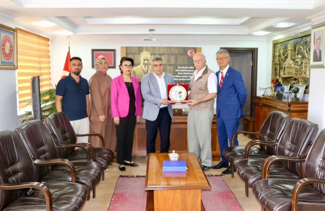 29. Yılında Merzifon Vakfı’ndan Kaymakam Karaaslan’a Plaket