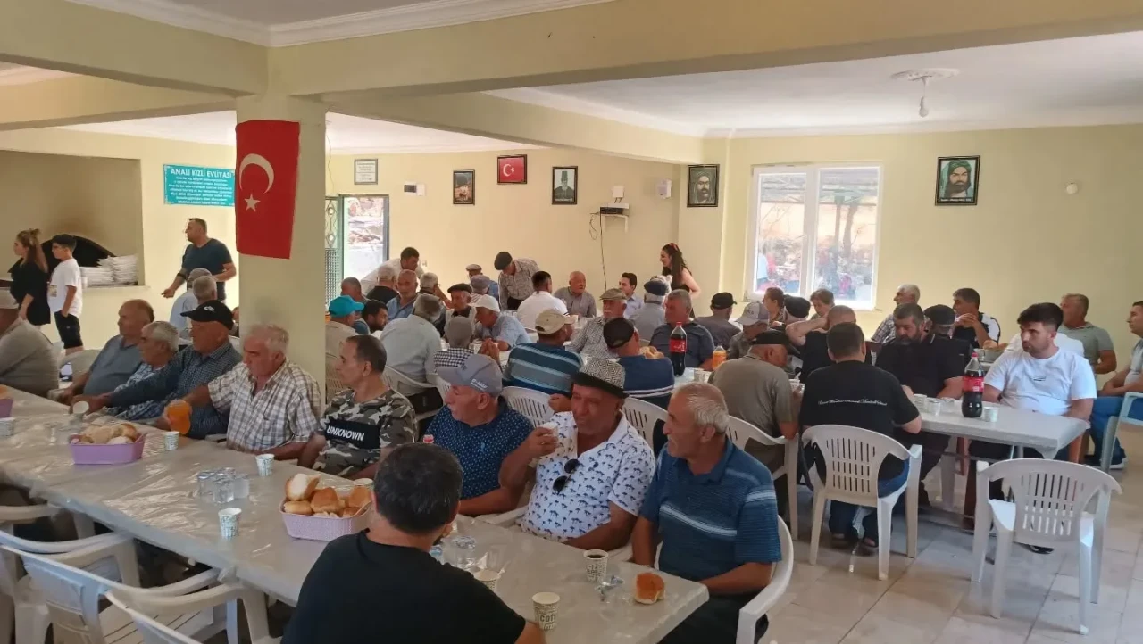Kaymakam Osman Demirgül, İkizyaka Köyü’nde Geleneksel Mevlid Yemeğine Katıldı