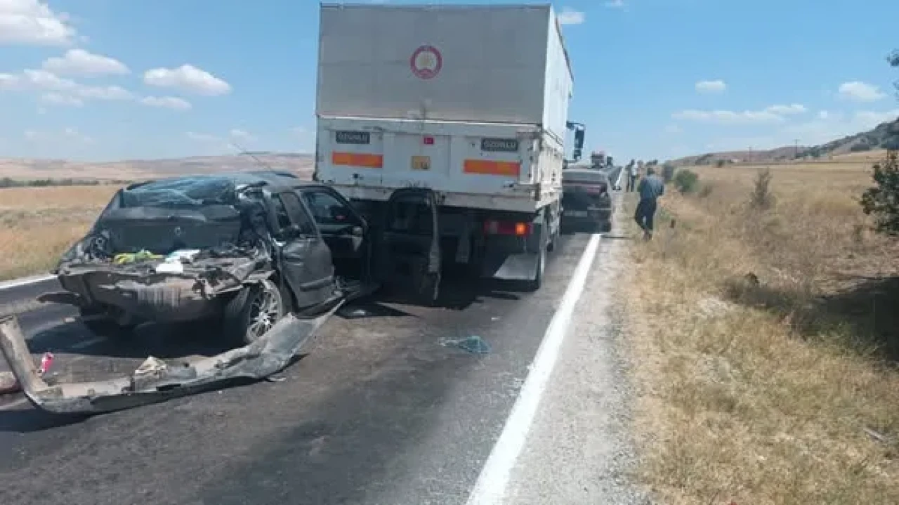 5 ARAÇ BİRBİRİNE GİRDİ, 10 KİŞİ HASTANELİK OLDU