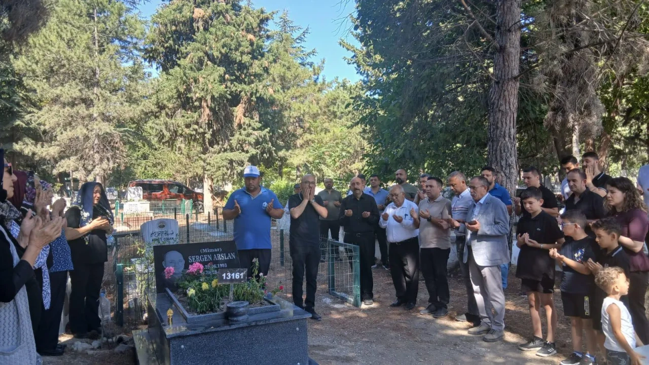Sergen Arslan Kabri Başında Anıldı