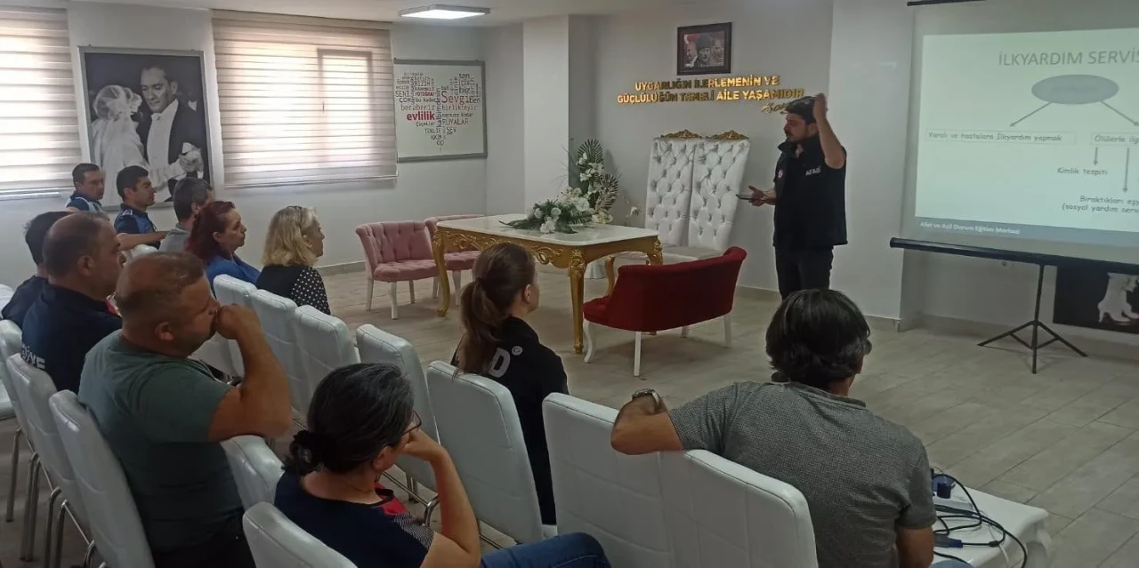 AFAD’dan Gümüşhacıköy Belediyesi Personeline Deprem ve Tahliye Tatbikatı Eğitimi