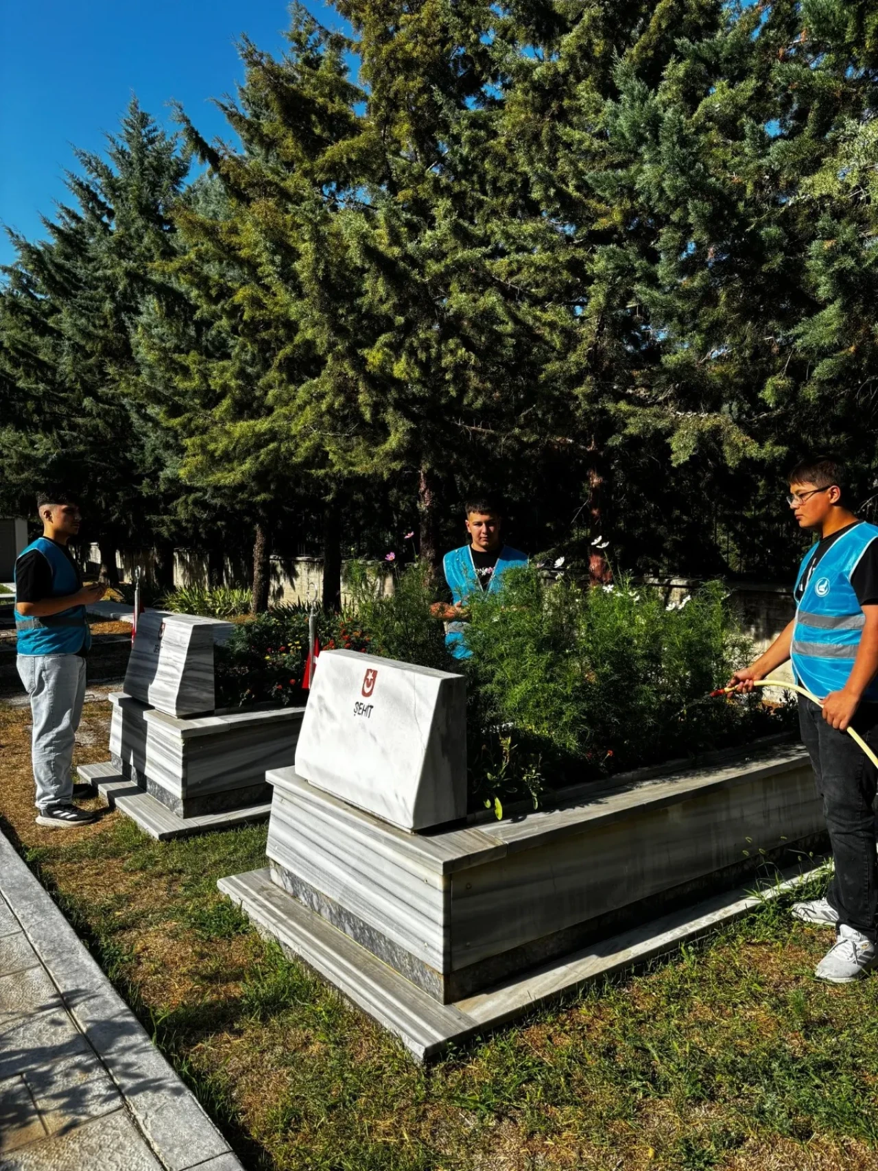 Ülkü Ocakları Amasya İl Başkanlığı’ndan Şehitlik Ziyareti ve Bakım Çalışması