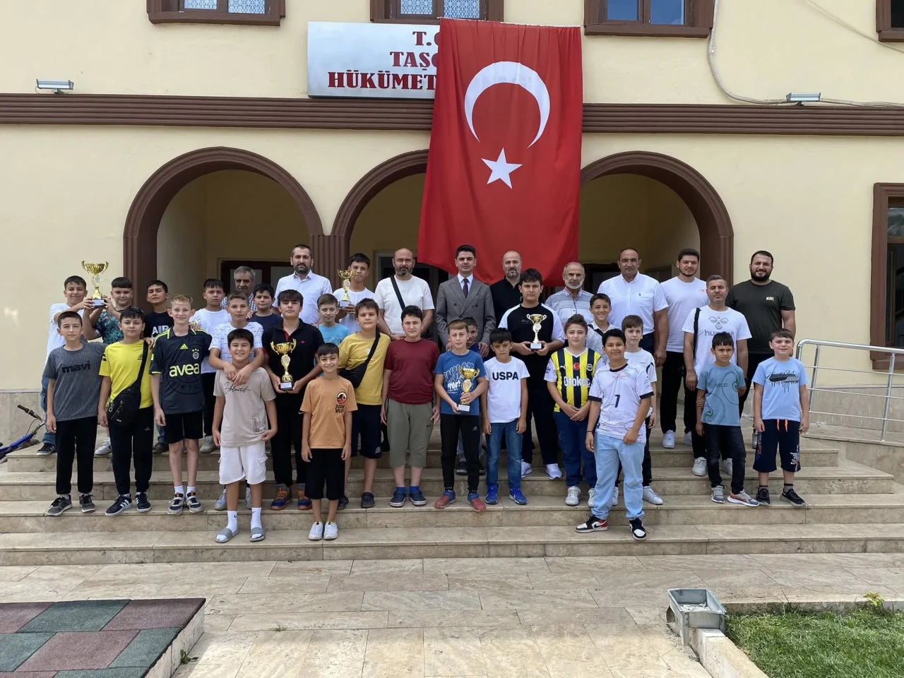 Kaymakam Kartal’dan Futbol Turnuvası Şampiyonlarına Tebrik