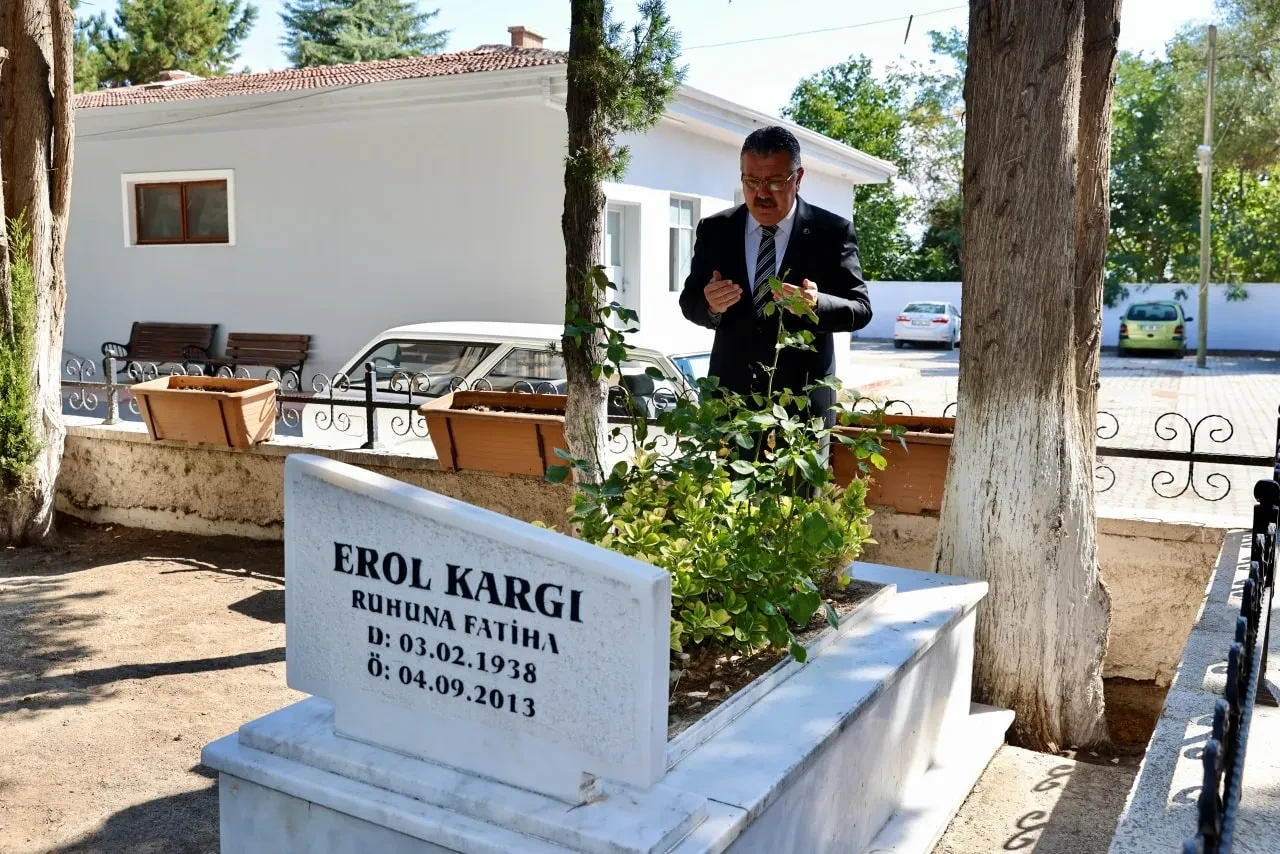 Mesai Öncesi Babasının Kabrini Ziyaret Etti
