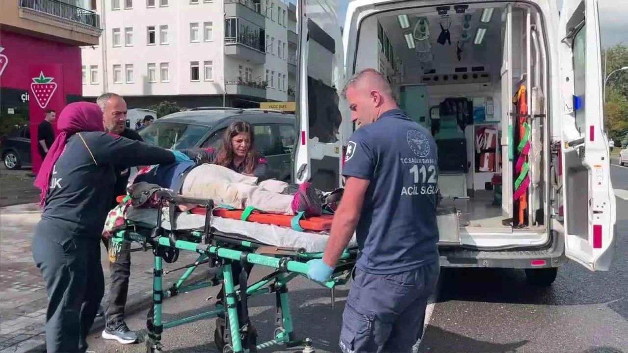 Kaldırımda bekleyen yaşlı kadına hafif ticari araç çarptı