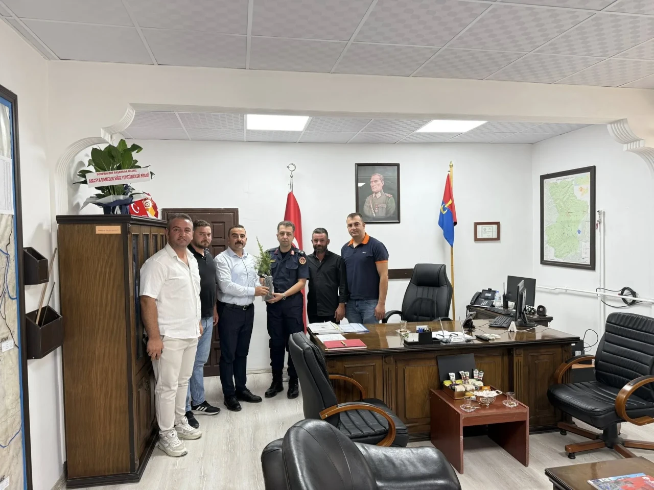 Jandarmaya Fidan Gibi Destek: Merzifon Gençlerinden Anlamlı Hayırlı Olsun Ziyareti
