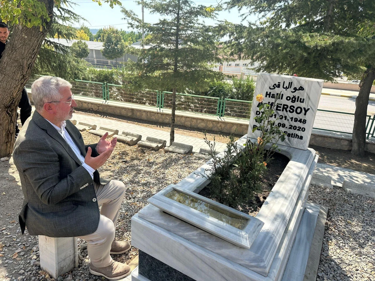 AŞGIN, ERSOY’U MEZARI BAŞINDA ANDI