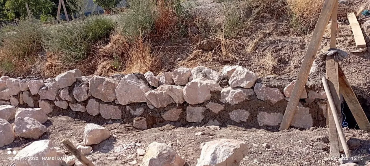 Ziyaret Beldesi’nde Akşemsettin Caddesi’nde Taş Duvar Çalışmaları