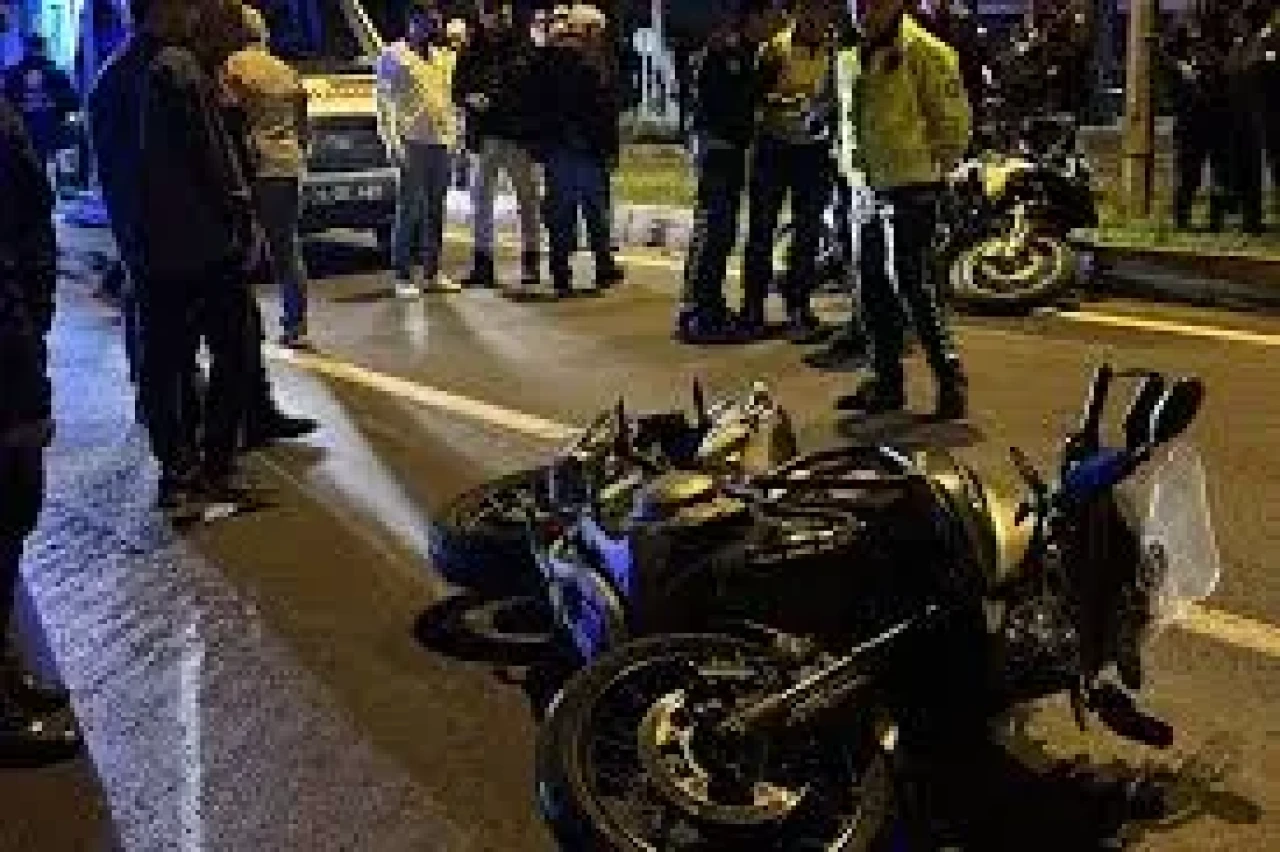 Motosikletli polis ekipleri kaza yaptı: 4 yaralı