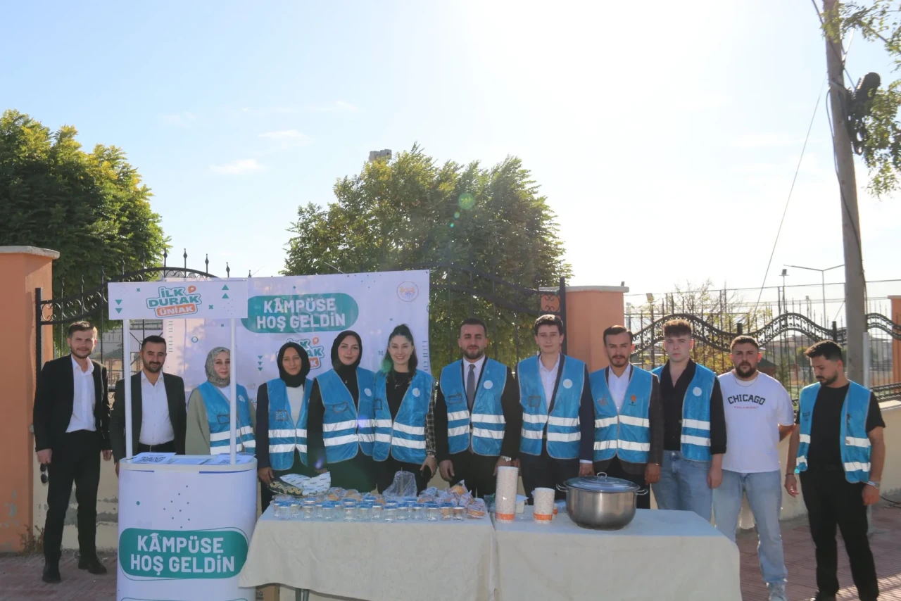 SICAK ÇORBALAR AK GENÇLİK’TEN