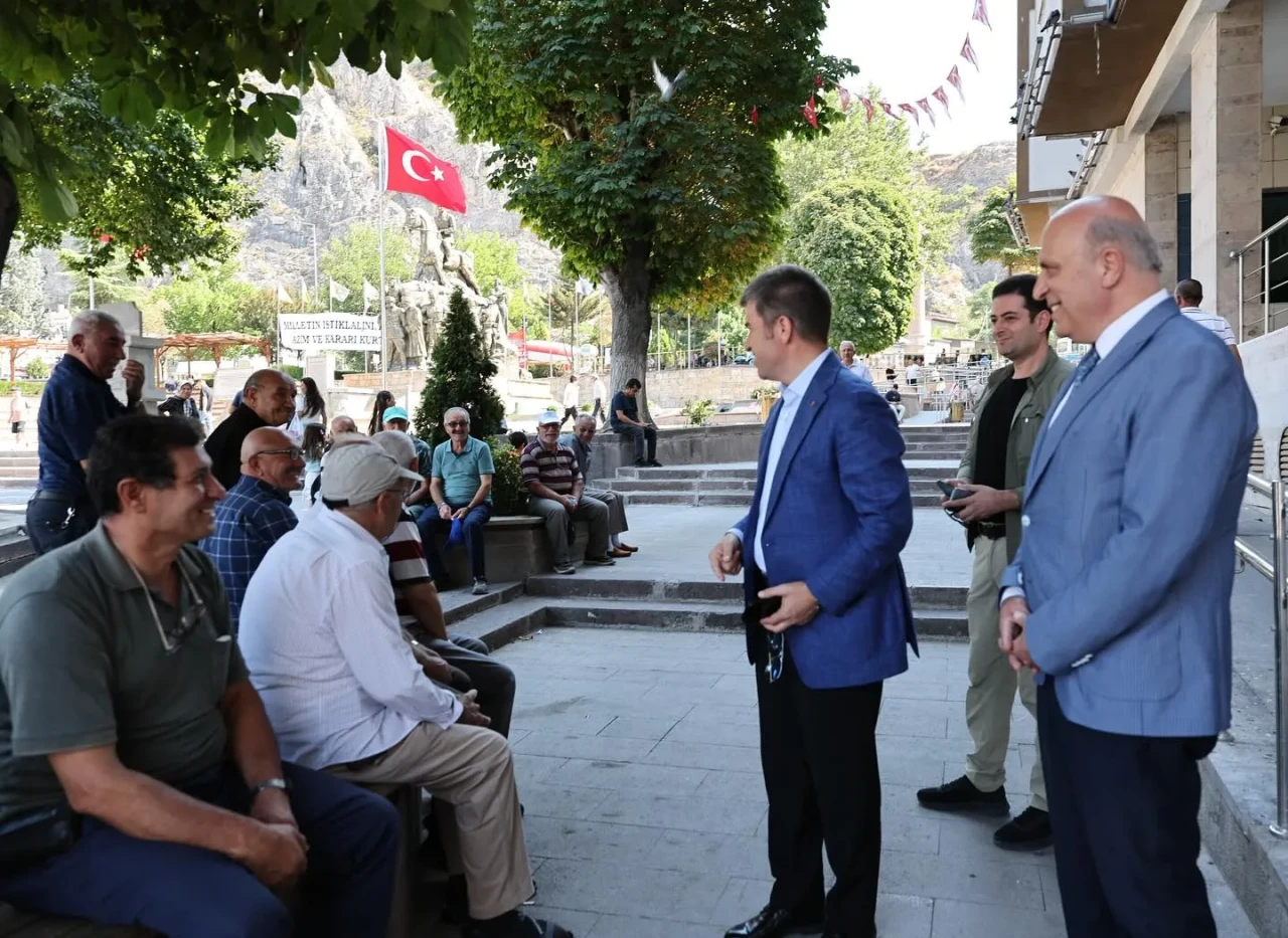 Vali Önder Bakan Amasya Merkez’de Esnaf ve Vatandaşlarla Buluştu
