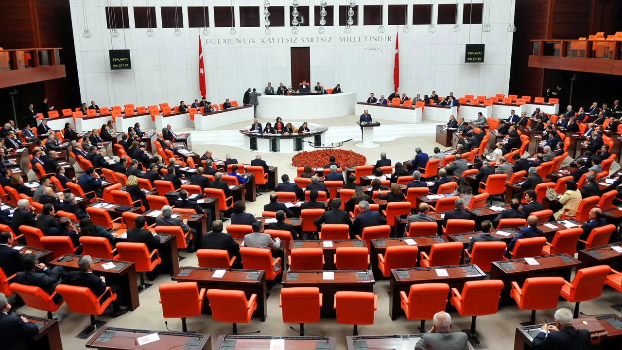 Meclis’ten Geçti, Tepki Büyüyor: Halk Neden Öfkeli?