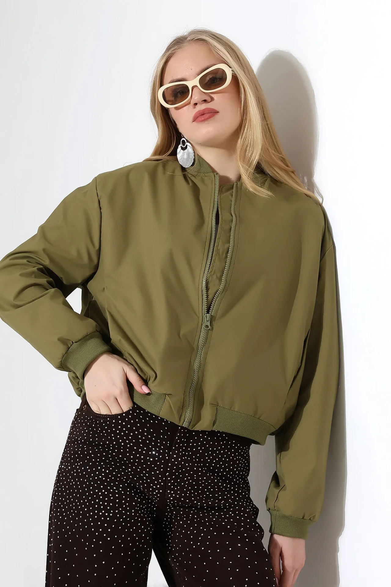 2026 Baharında Kadın Bomber Ceket Modası: Sokak Şıklığı Yeniden Yükselişte!