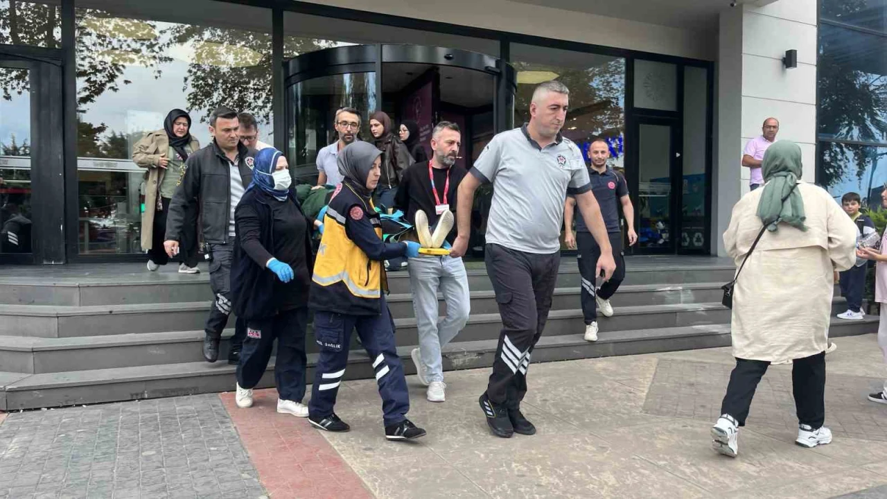 Alışveriş merkezinin merdiveninden düşen yaşlı kadın yaralandı