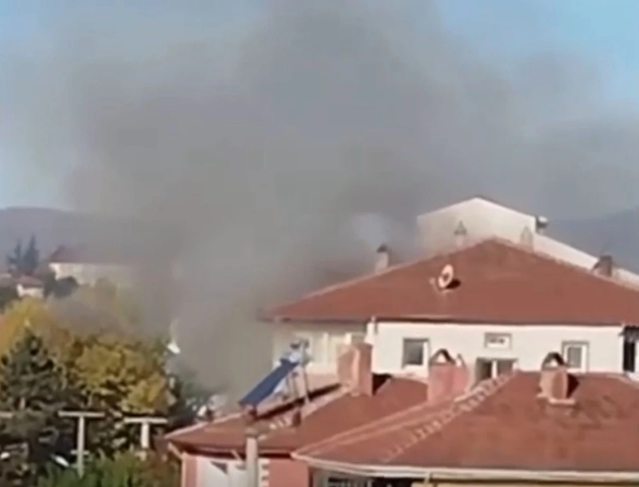 Apartman dairesi alev alev yandı