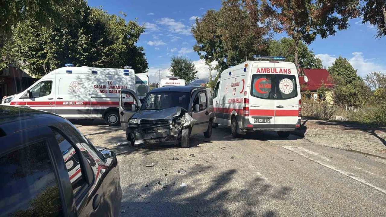 İki araç çarpıştı: 4’ü çocuk 5 yaralı