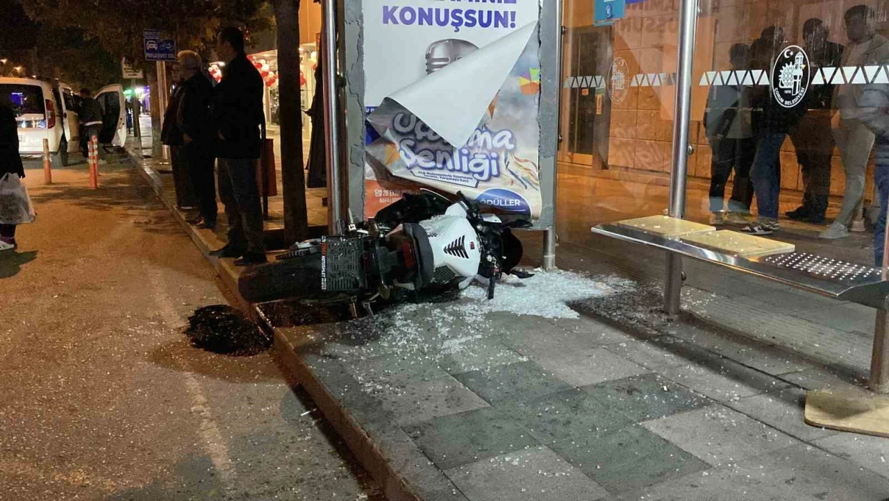 Çorum’da otomobille çarpışan motosiklet otobüs durağına daldı: 1 yaralı