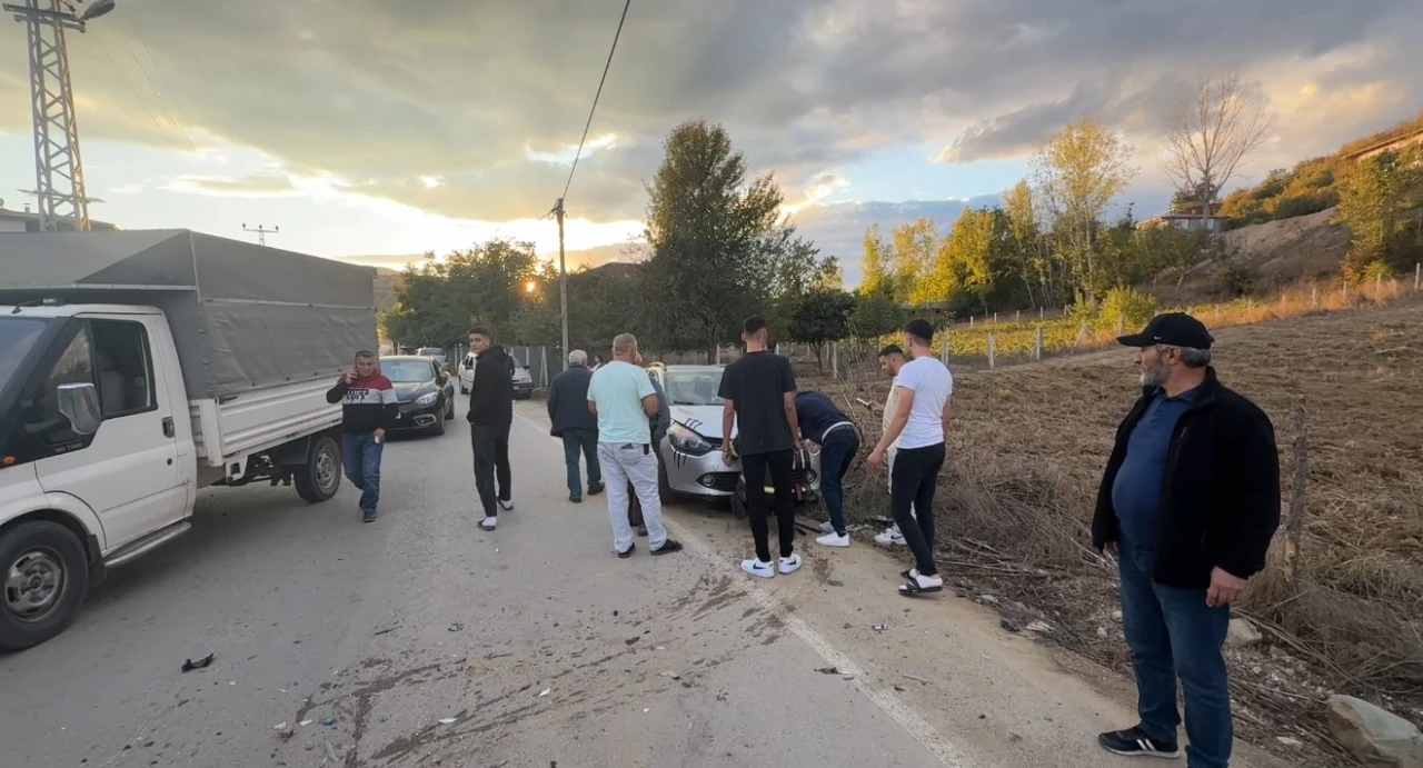 Minibüs ile otomobil çarpıştı: 5 yaralı