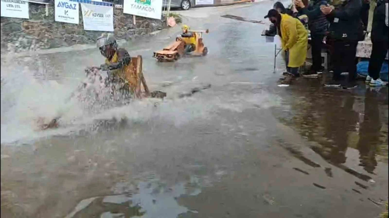 Geleneksel tahta araba yarışlarına yağmur da engel olamadı