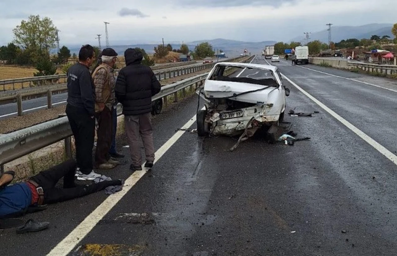 Panelvanın çarptığı otomobildeki 2 kişi yaralandı