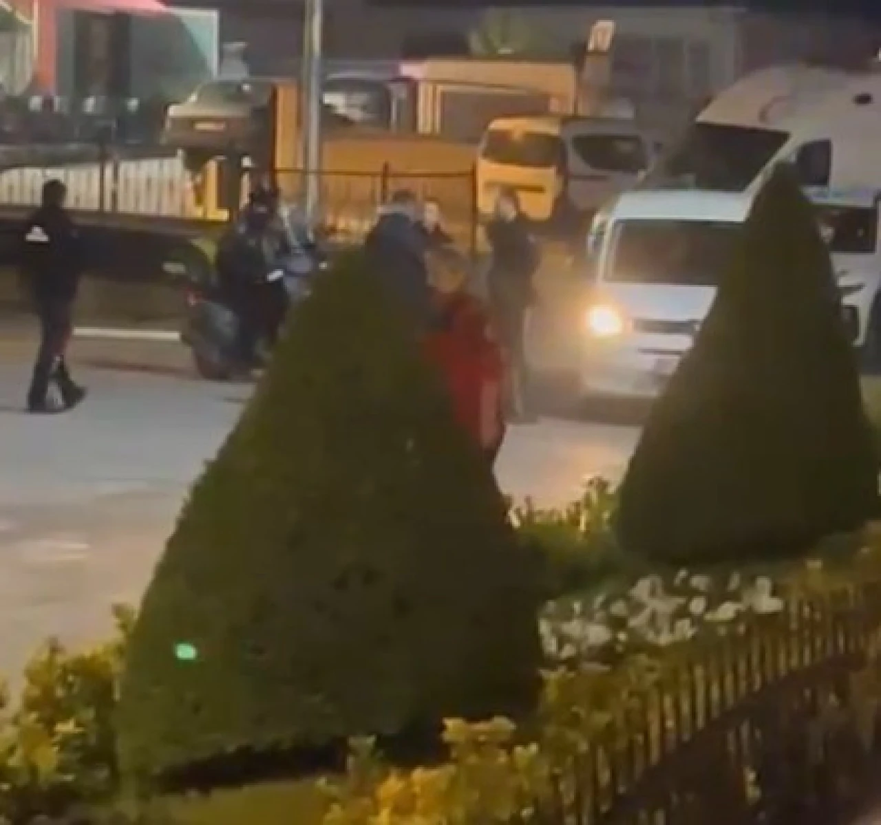 Belediye önünde işten çıkartılan şahıs eylem yapıp kendine zarar verdi