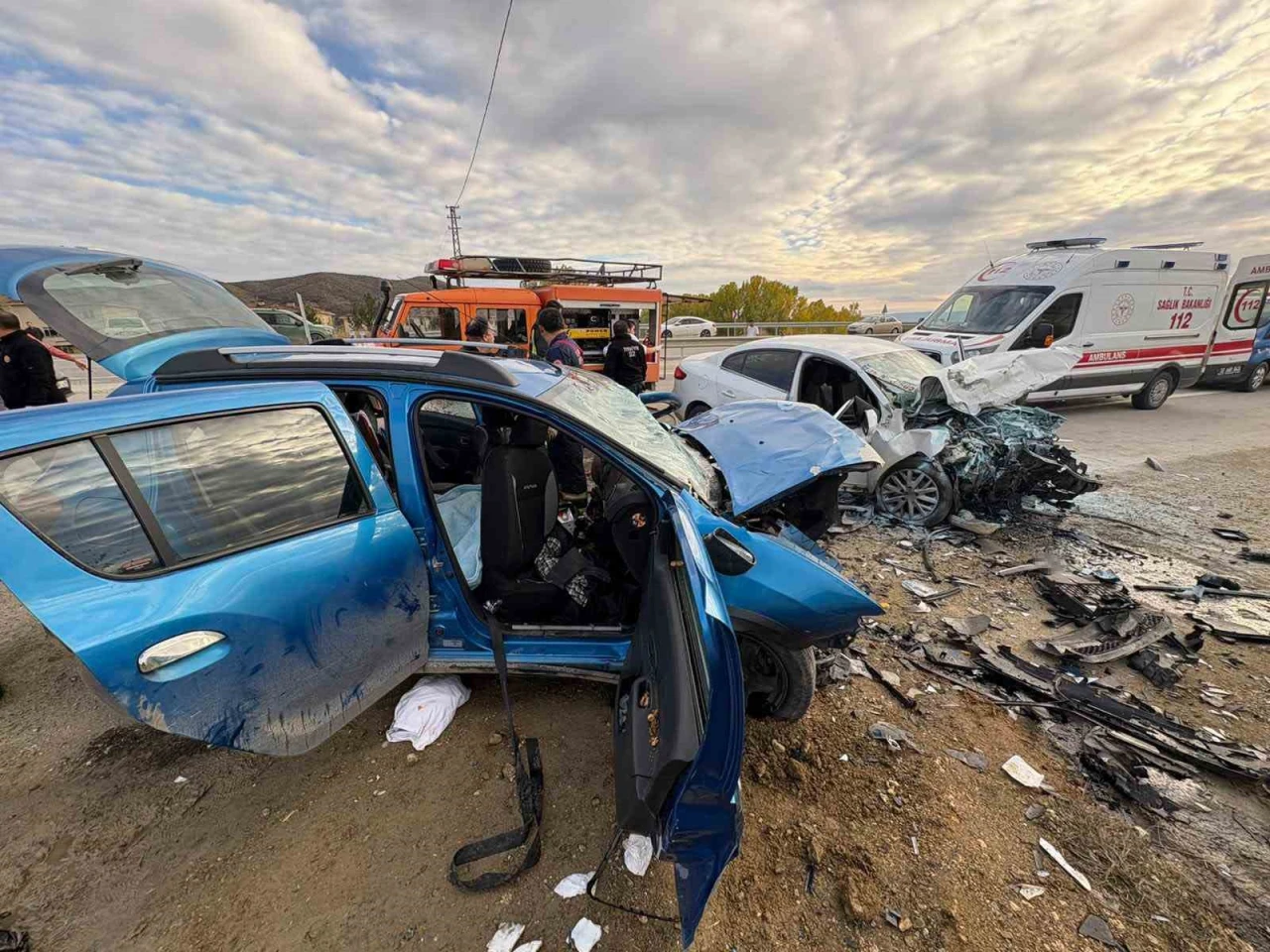 İki otomobil çarpıştı: 1 ölü, 5 yaralı