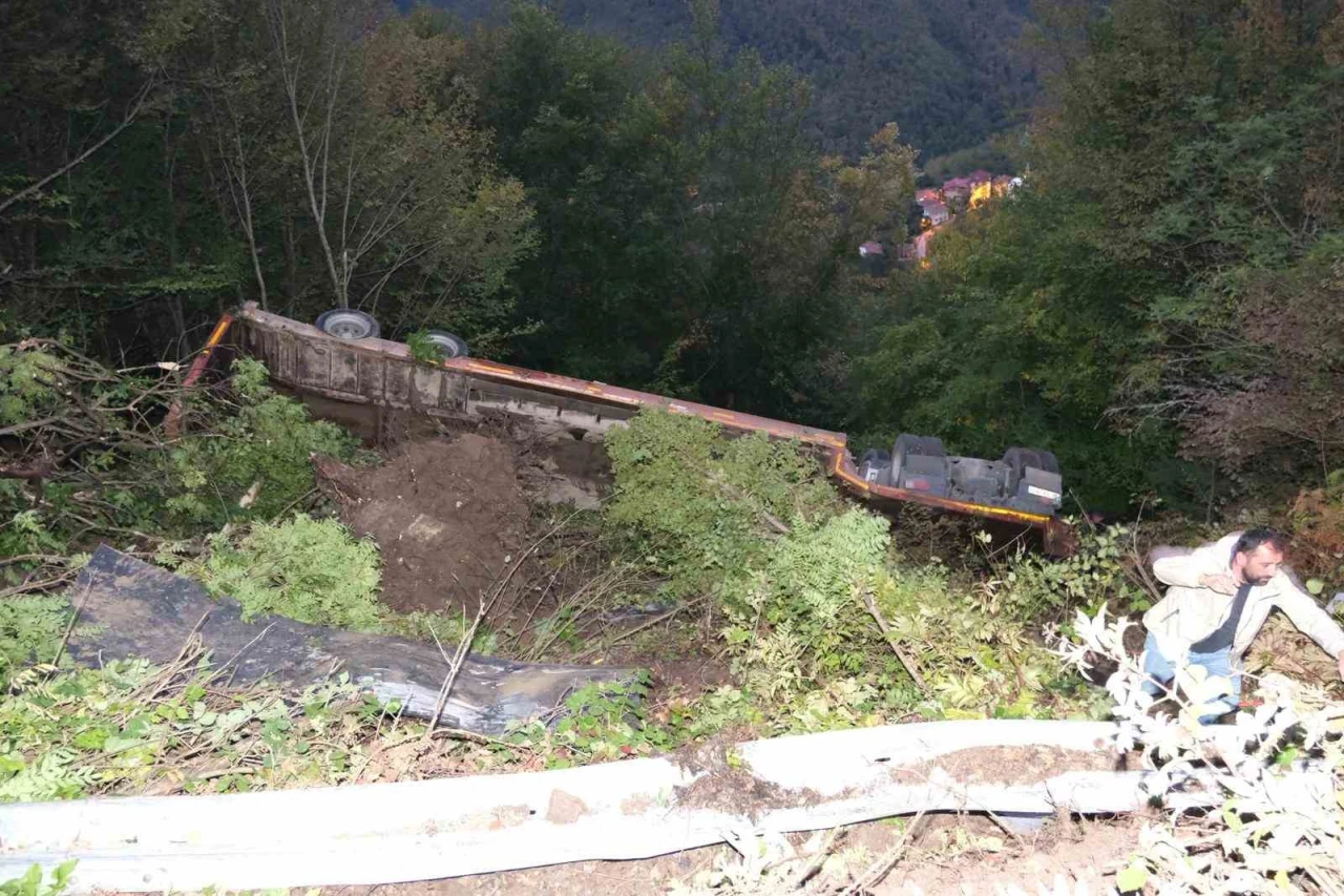 İş makinesi yüklü tır şarampole devrildi: 1 yaralı