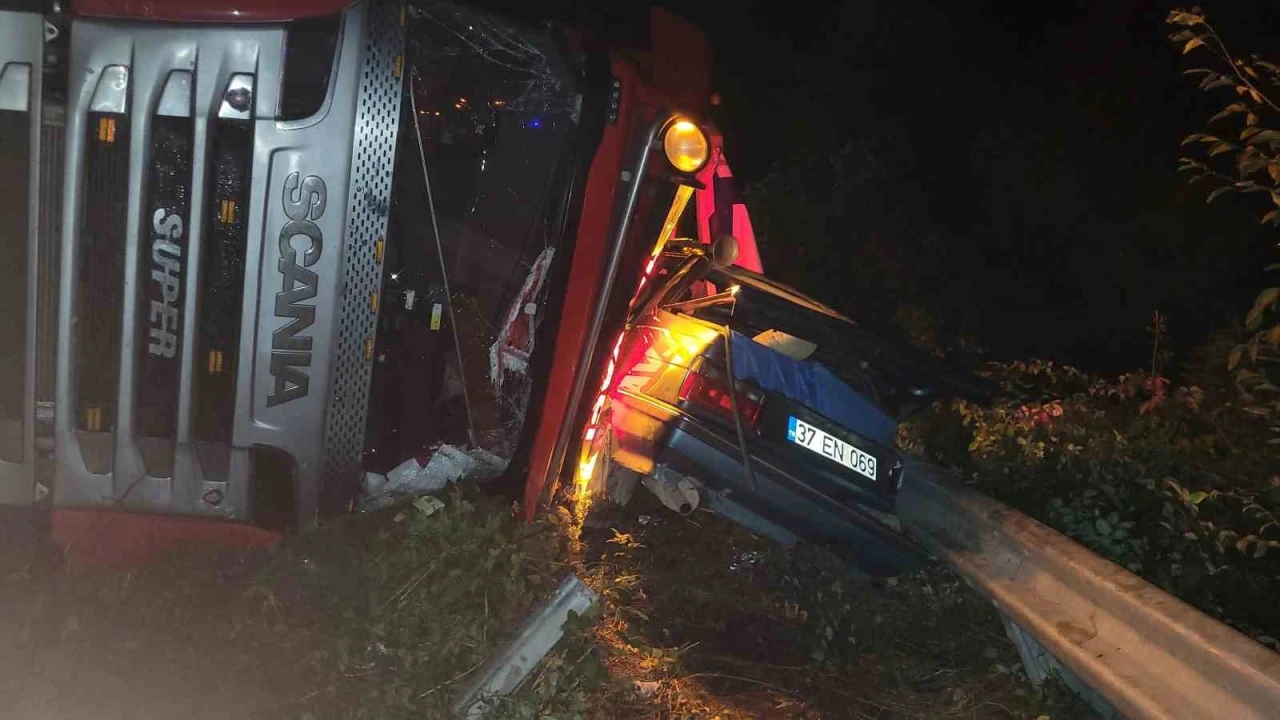 Tır otomobilin üzerine devrildi: 2 yaralı