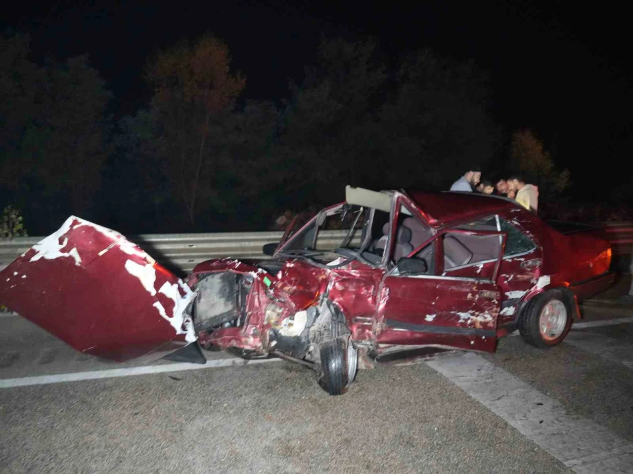 Zincirleme trafik kazasında Tofaş hurda yığınına döndü