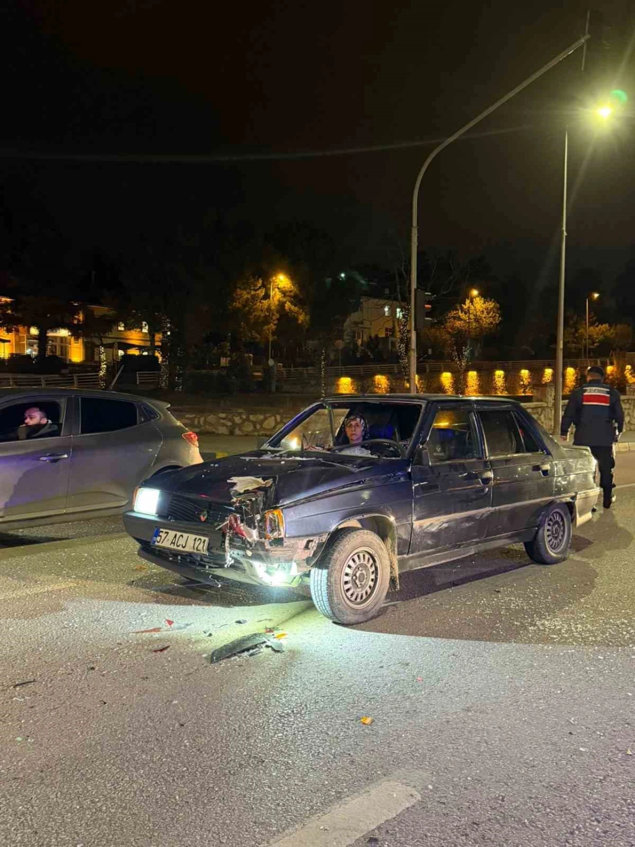 Kırmızı ışıkta bekleyen motosikletli canından oluyordu