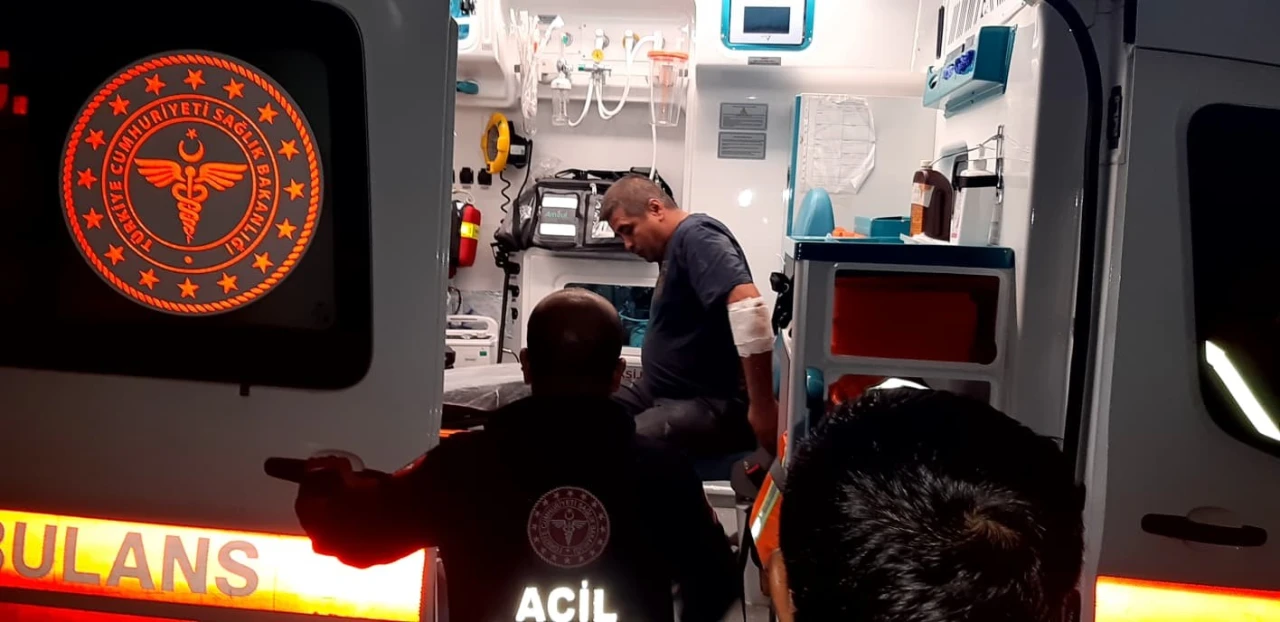 Motosiklet ile hafif ticari araç çarpıştı: 1 yaralı
