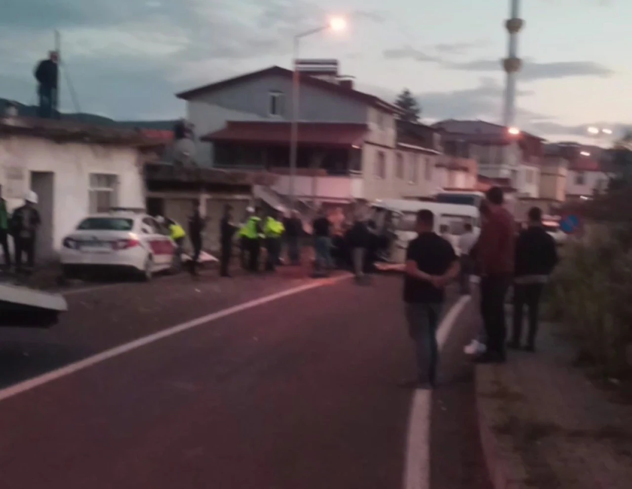 Çekici kamyonet ile minibüs kafa kafaya çarpıştı: 3 yaralı